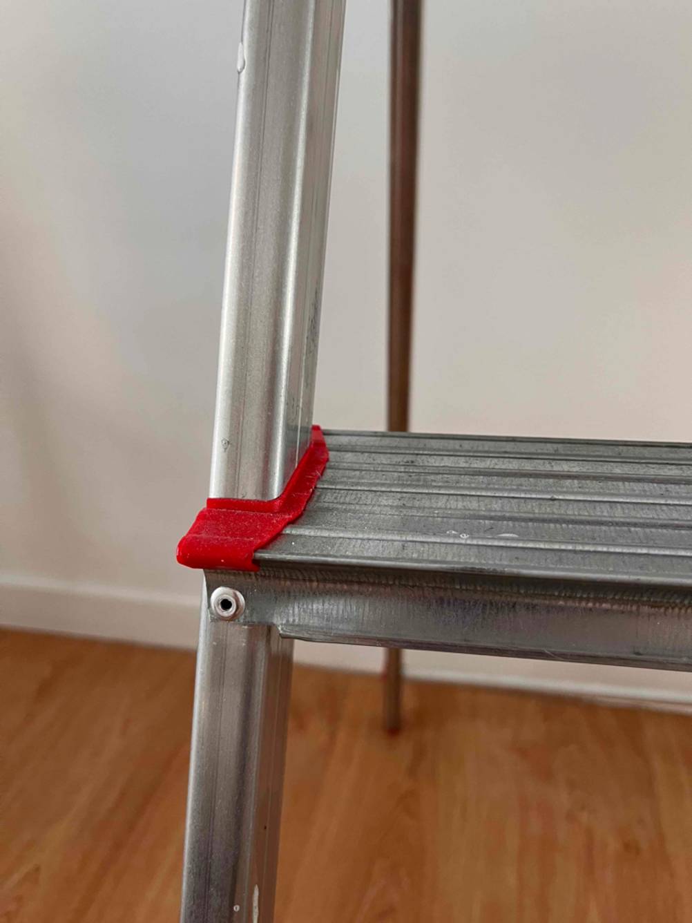 Leiter getestet: Detailaufnahme Befestigung der Stufe.