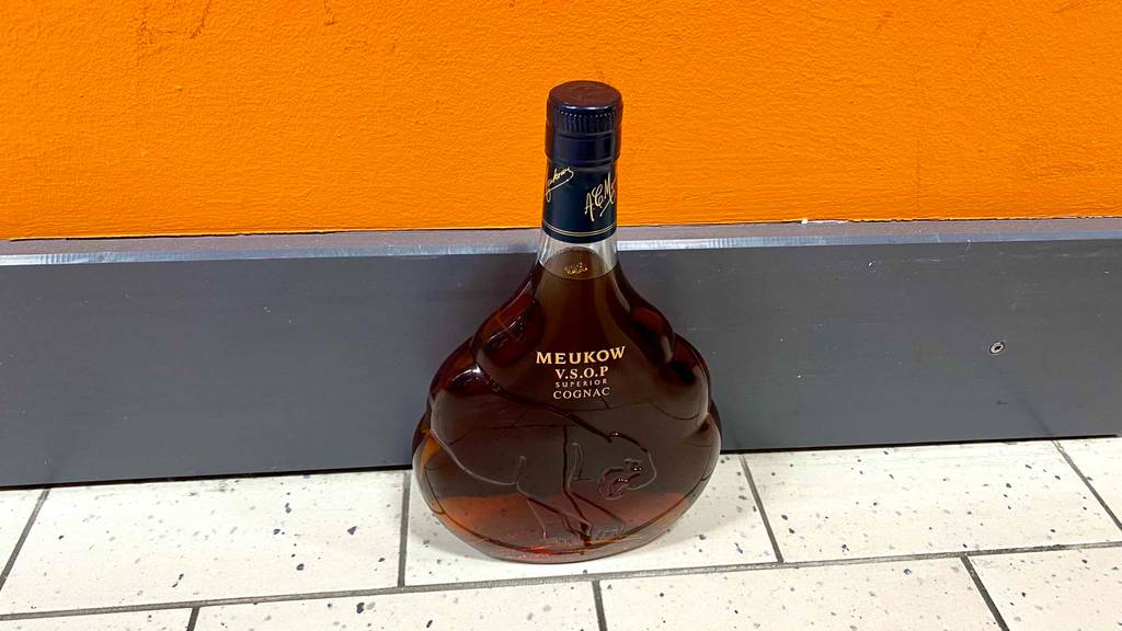 Cognac getestet: eine Flasche Cognac steht vor einer Wand.
