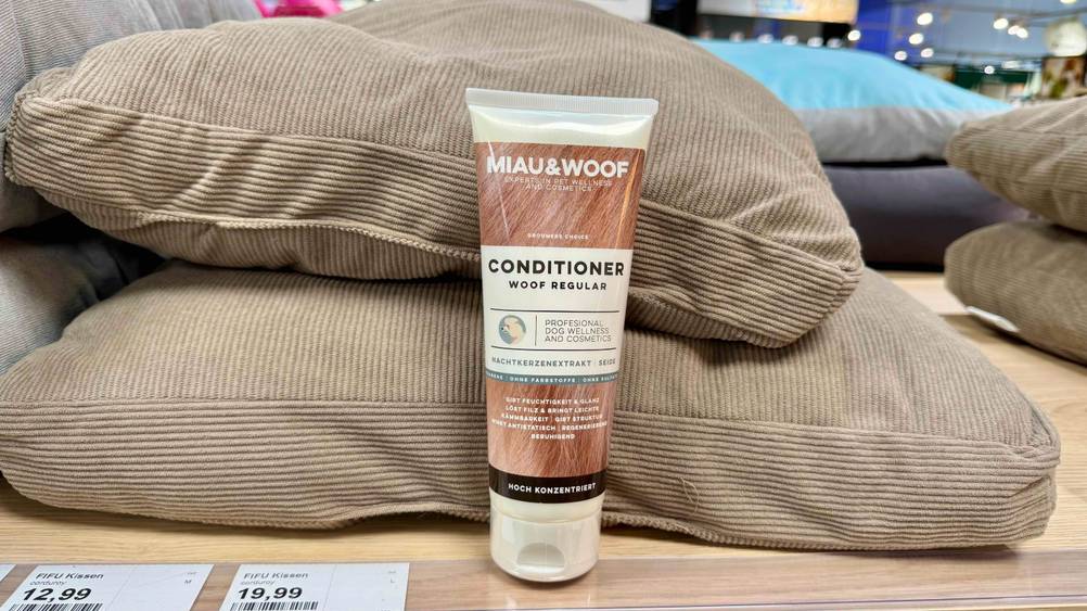 Der getestete Hunde-Conditioner ist vor mehreren Kissen platziert.