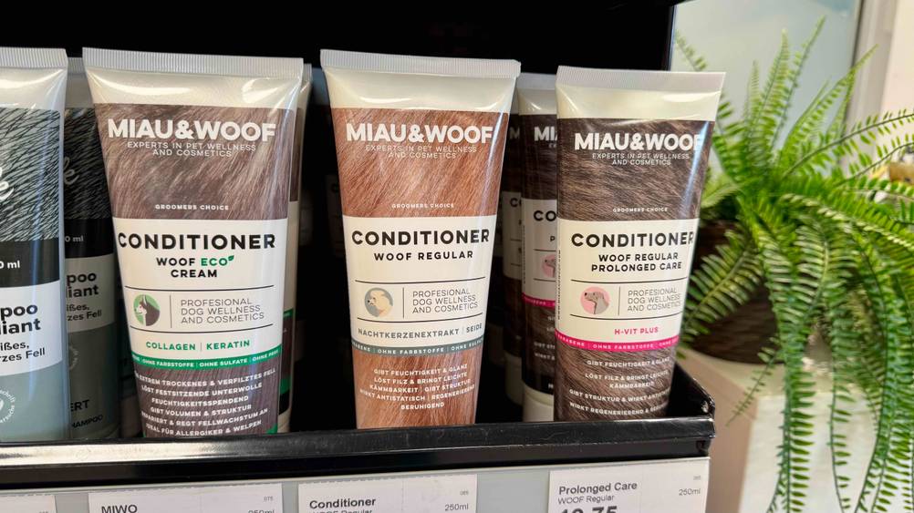 Mehrere Hunde-Conditioner, die getestet wurden stehen in einem Regal.
