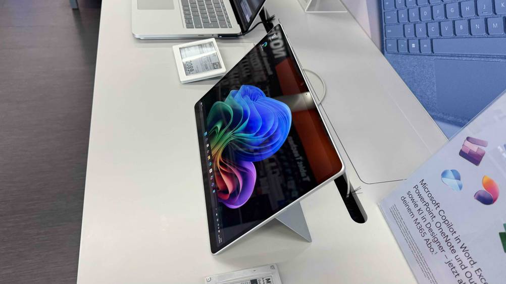 Das getestete Microsoft Surface ist in einem Geschäft ausgestellt.