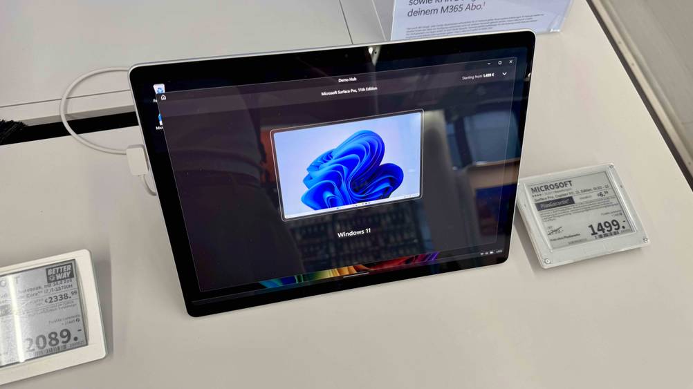 Microsoft Surface-Test: Das Tablet im aufgestellten Zustand, während das Betriebssystem Windows 11 ersichtlich ist.