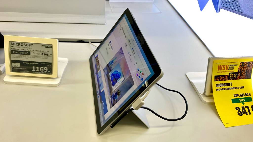 Windows-Tablet im Test: ein Windows-Tablet von der Seite, das gesichert in einem Geschäft steht.