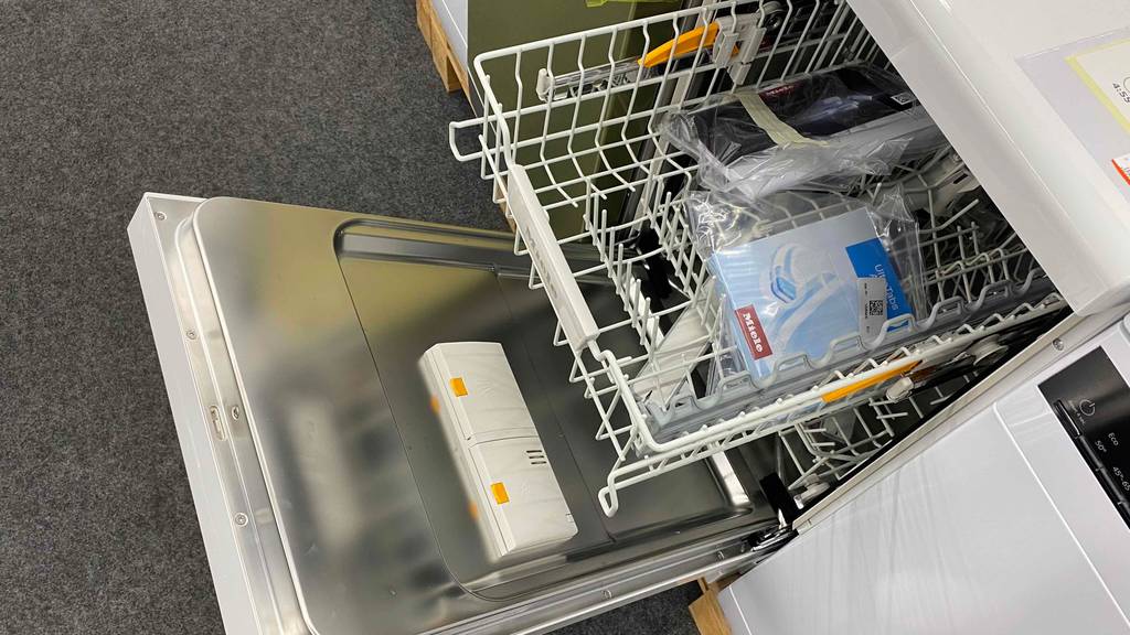 Im Test: Ein geöffneter Geschirrspüler 45 cm bei dem der obere Korb leicht ausgezogen ist.