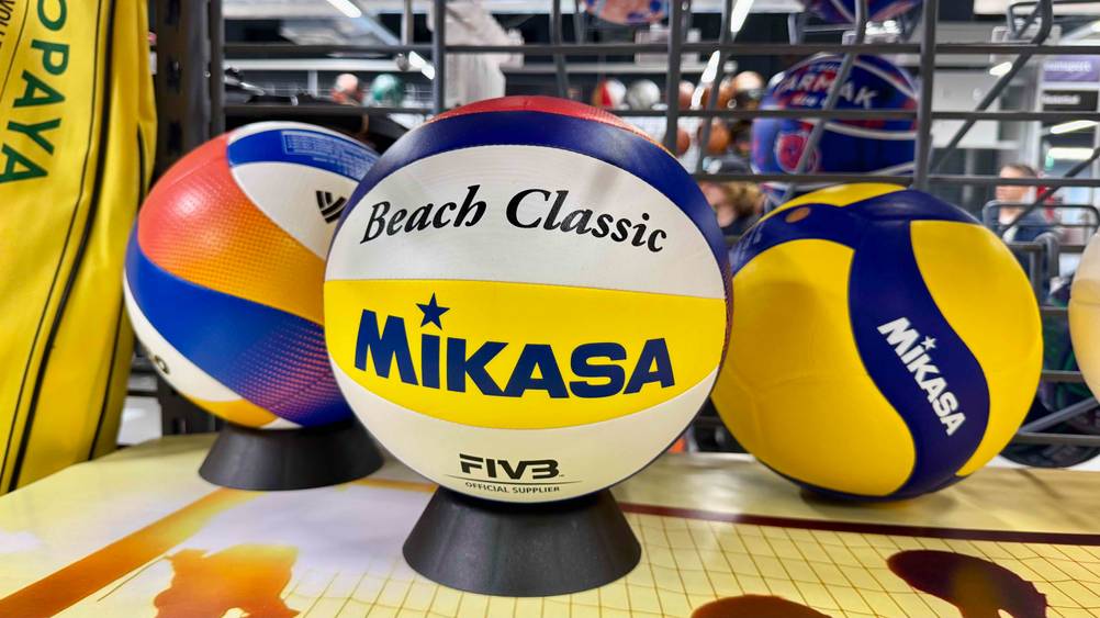 Der Mikasa-Beachvolleyball, der getestet wurde, wird in einem Geschäft vor zwei weiteren Bällen ausgestellt.