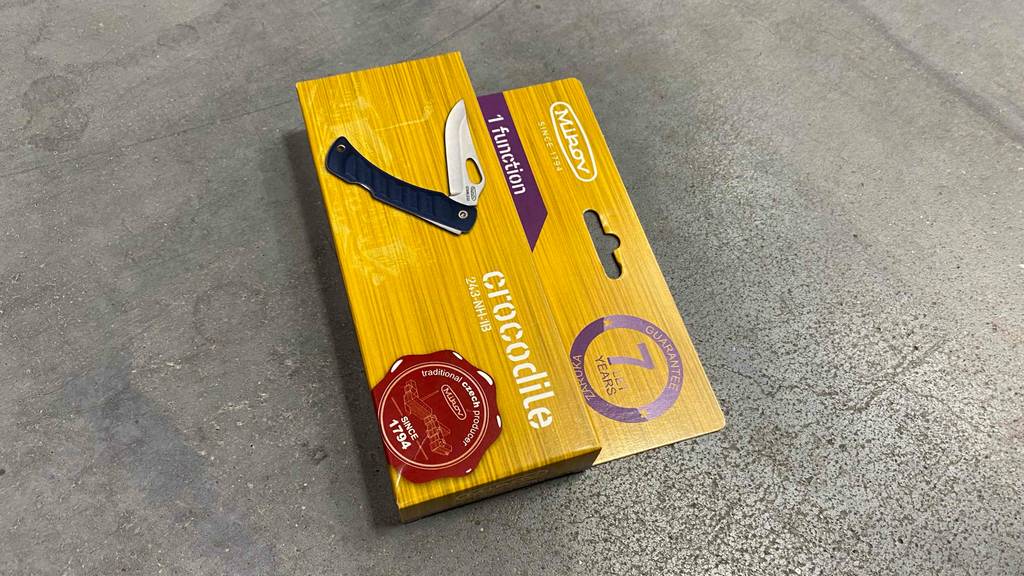Getestetes Klappmesser liegt verpackt auf dem Boden.