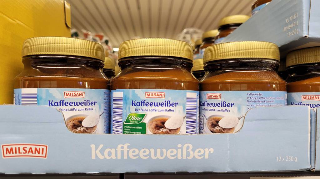 In einem Regal stehen mehrere getestete Kaffeeweißer in einem Karton