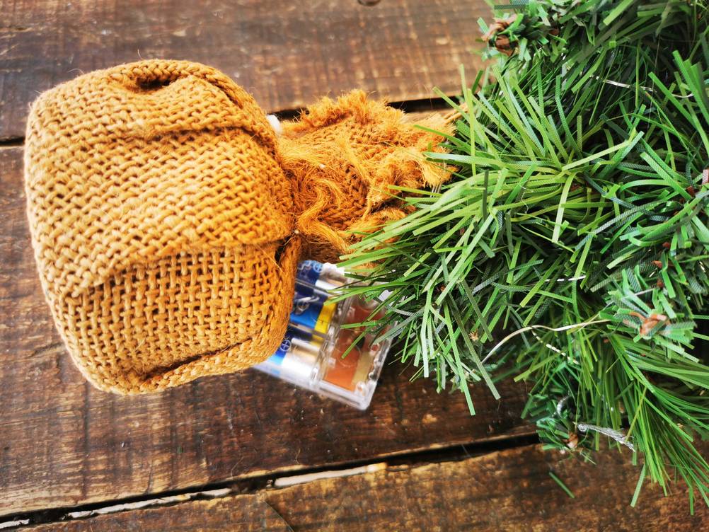 Der beschwerte Standfuß des getesteten Mini-Weihnachtsbaums im Fokus.
