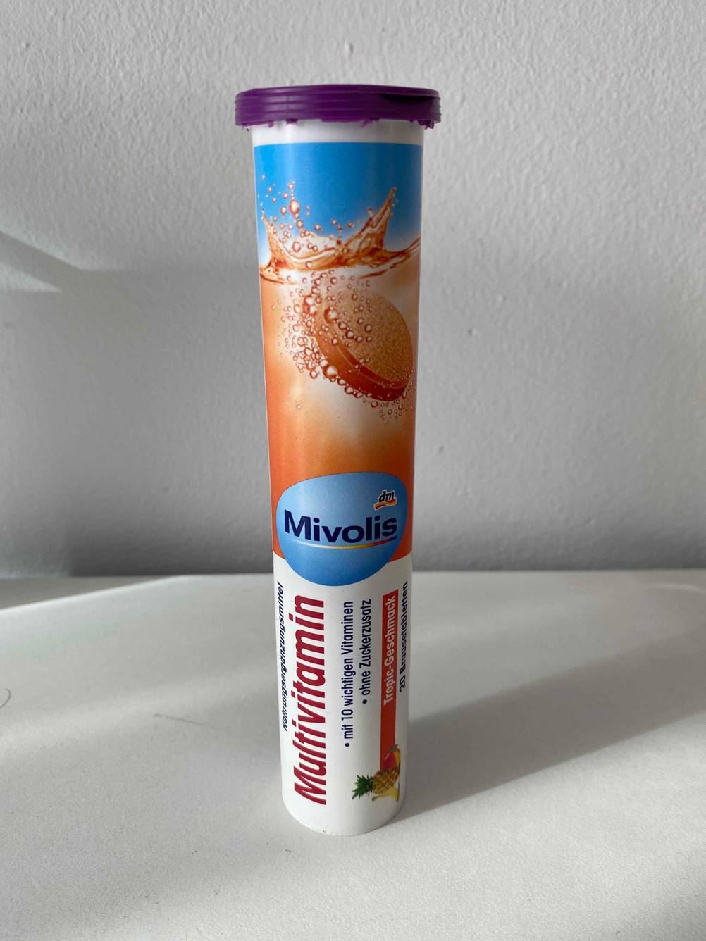Multivitamin-Tabletten im Test: Eine Packung Multivitamin-Tabletten stehend auf einer hellen Oberfläche