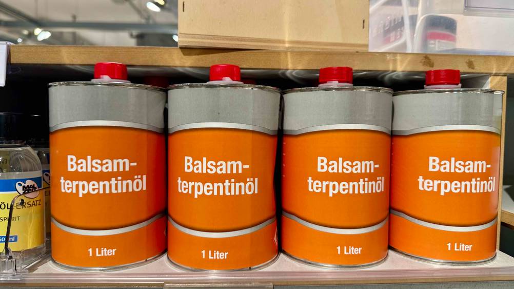 Mehrere getestete Terpentinöle stehen in einem Regal nebeneinander.