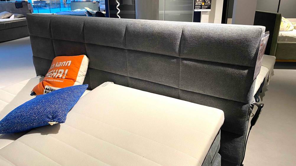 Boxspringbett-elektrisch getestet: Das Kopfteil eines elektrischen Boxspringbettes ist mit einer Wabenstruktur versehen. 