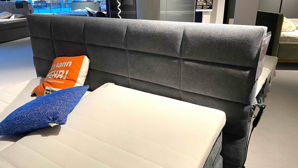 Boxspringbett-elektrisch getestet: Kopfteil eines elektrischen Boxspringbettes im Fokus.