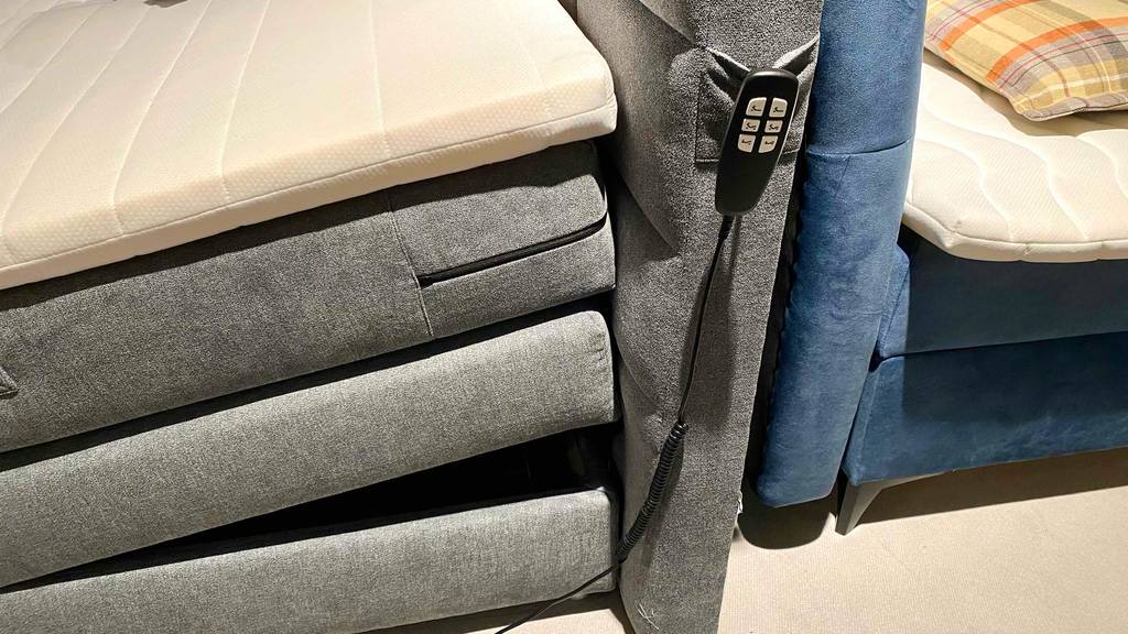Boxspringbett-elektrisch getestet: Eckteil vom Bettrahmen mit erhöhtem Teil eines elektrischen Boxspringbetts.