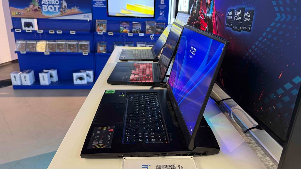 Gaming-Laptop-17-Zoll-Test: Ein schwarzes Modell steht auf einem Ausstellungstisch im Fachhandel.