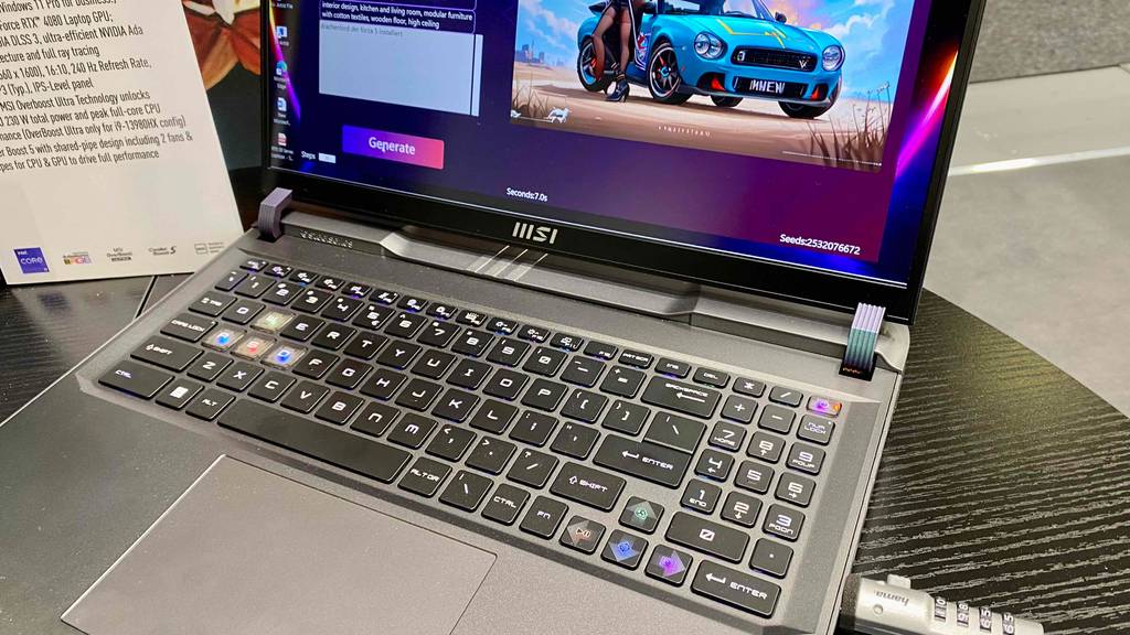 Man sieht eine Nahaufnahme auf die beleuchtete Tastatur.