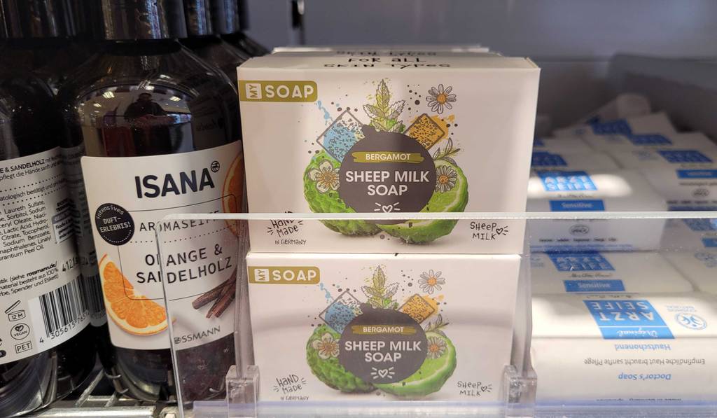 Mehrere Packungen der getesteten Schafmilchseife sind in einem Regal einsortiert.