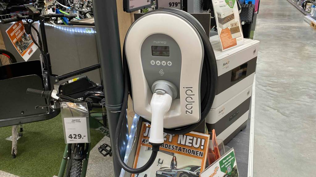 Wallbox-22-kw im Test: eine Wallbox-22-kw von vorn ersichtlich.