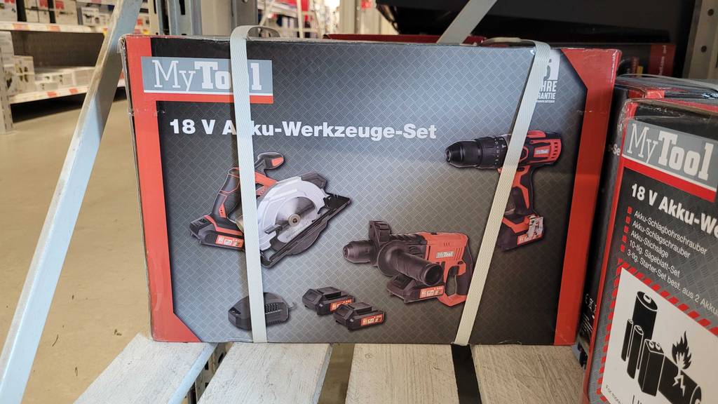 Akku-Werkzeug-Set-Test: Verpackung eines Akku-Werkzeug-Sets in Nahaufnahme, das in einem Regal steht.