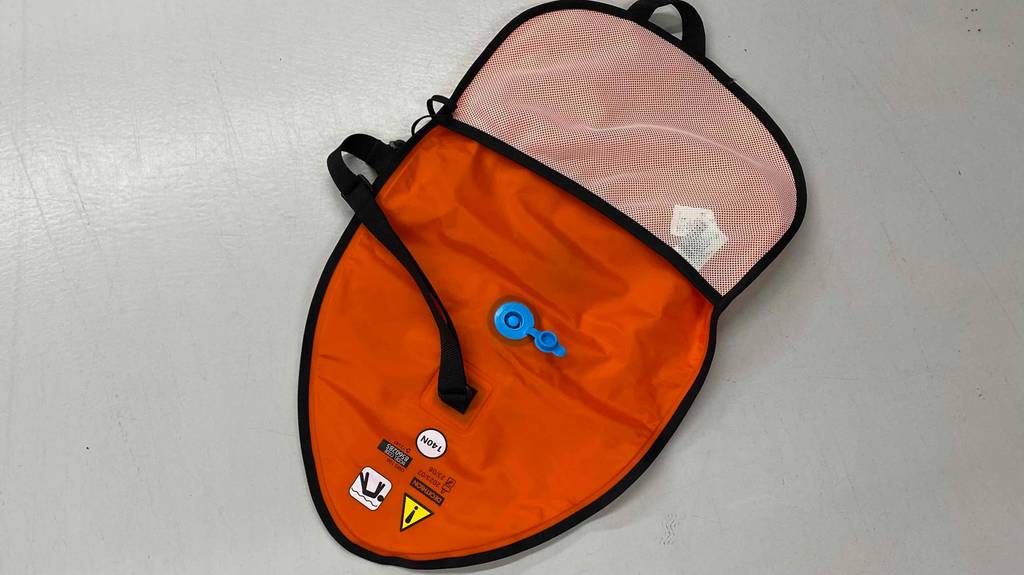 Schwimmboje-Test: orangene Schwimmboje auseinander gefaltet mit offenem Ventil.