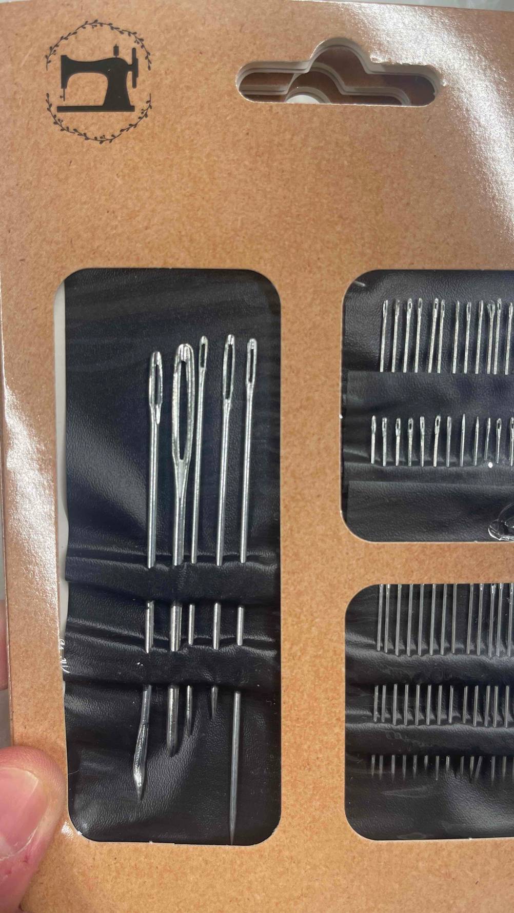 Nahaufnahme der getesteten Nähnadeln, die sich in der Verpackung befinden.