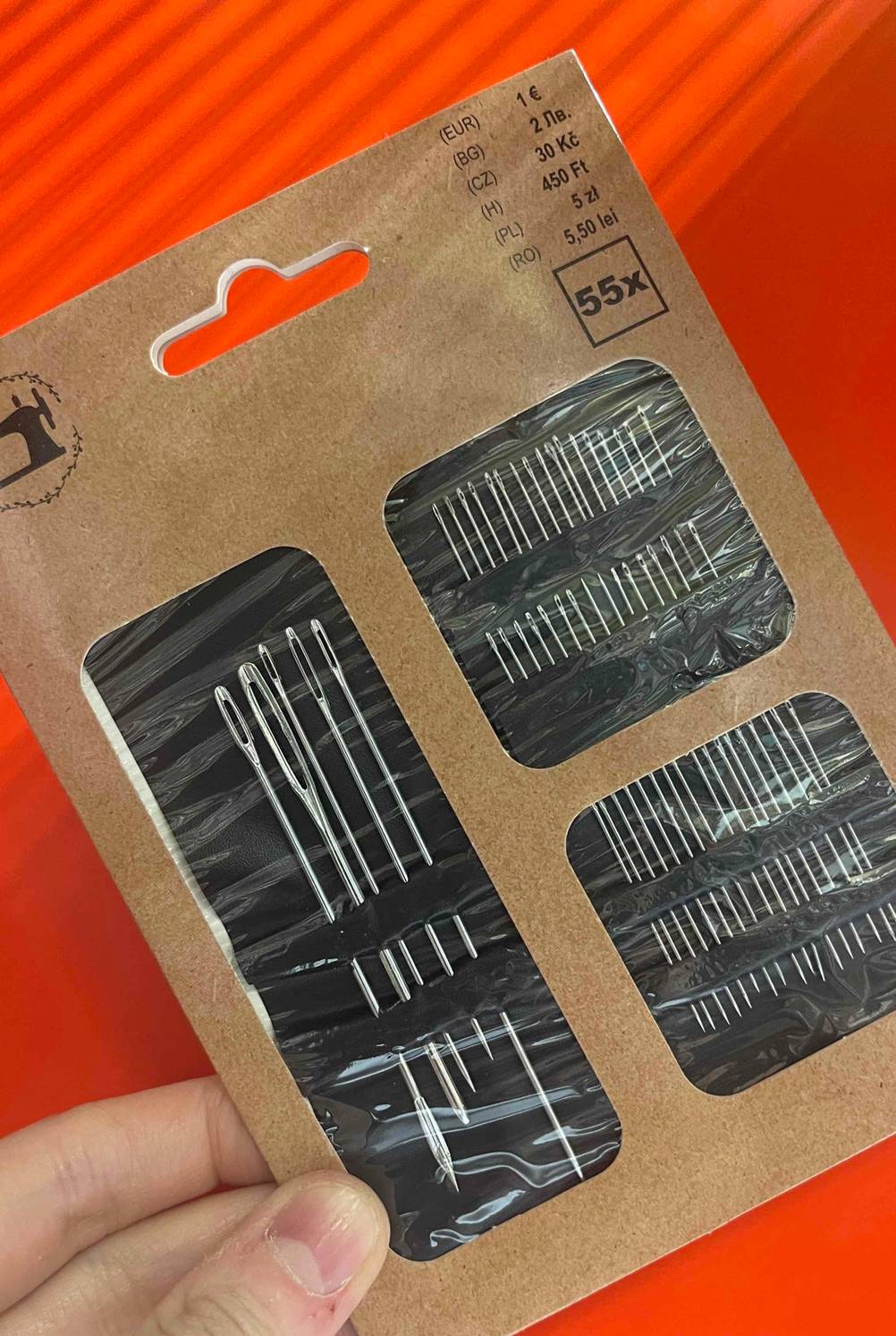 Eine Packung der getesteten Nähnadeln mit 55 Stück darin.