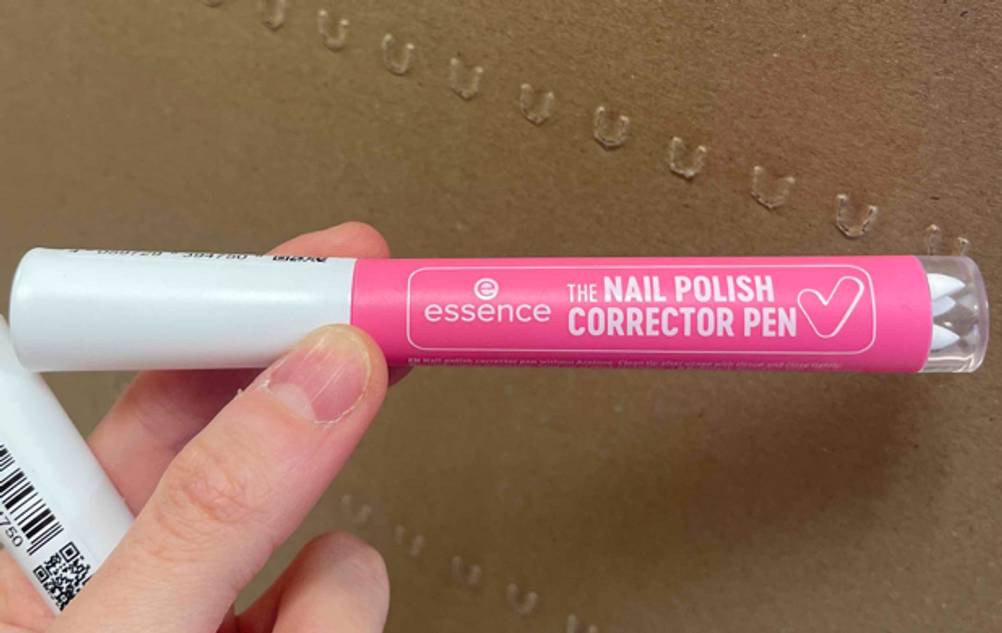 Der getestete Nagellack-Korrekturstift von Essence von der Seite.