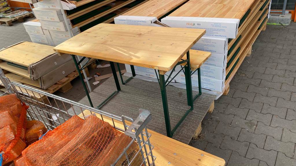 Bierzeltgarnitur getestet: ein Tisch und eine Bank sind in einem Geschäft ausgestellt.