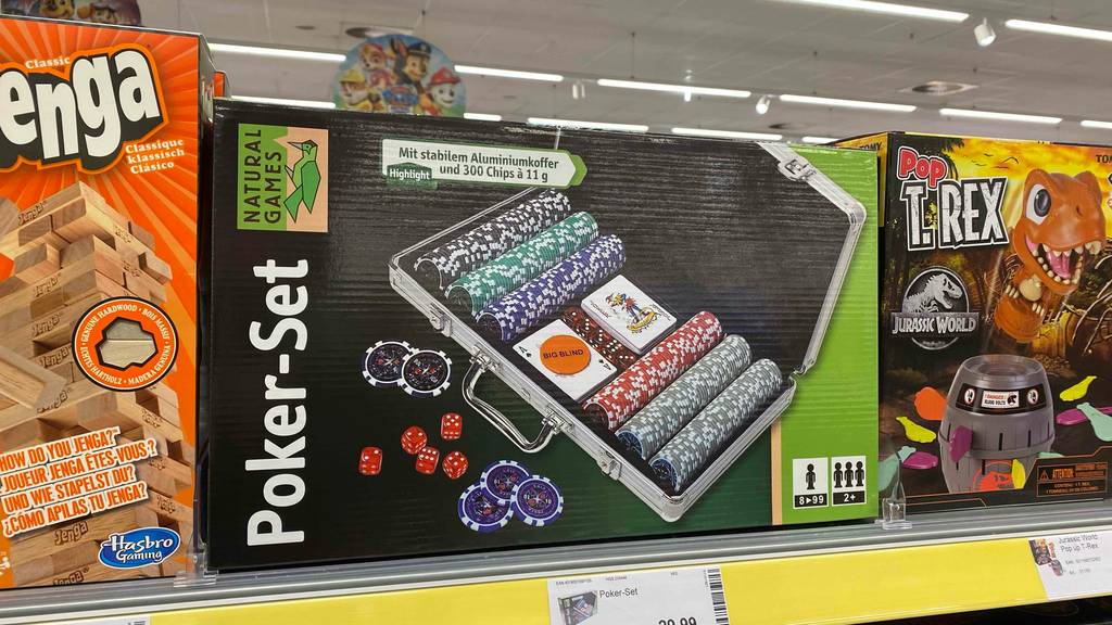 Pokerkoffer im Test: Pokerkoffer steht im Regal.