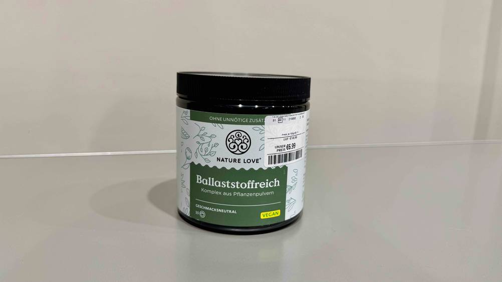 Ballaststoffe-Test: Eine Dose des veganen Nahrungsergänzungsmittels steht vor einem hellen Hintergrund.