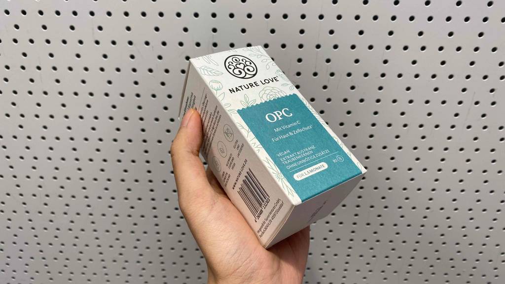 OPC im Test: Verpackung von OPC der Marke Nature-love wird in der Hand gehalten.