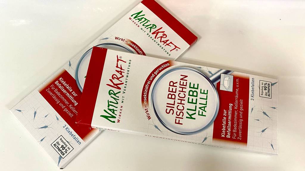 Zwei Packungen der getesteten Silberfischfalle liegen leicht übereinander auf einer hellen Fläche.