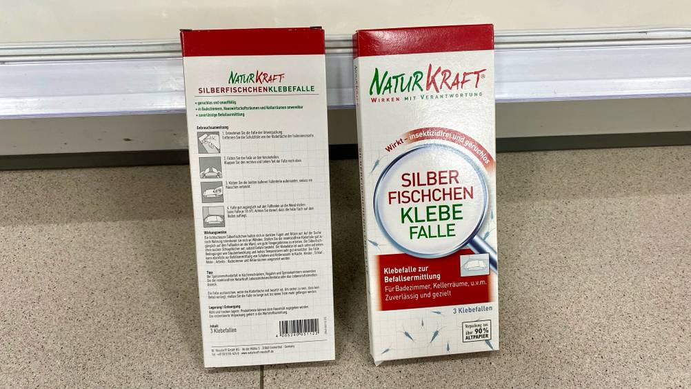 Silberfischfalle getestet: Zwei Verpackungen Silberfischfallen ersichtlich-einmal die Rückseite mit Gebrauchsanweisung und eine von der Vorderseite an einem Regal angelehnt.