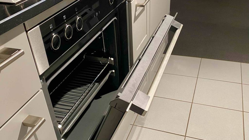 Ein getesteter Neff-Backofen von der Seite mit leicht geöffneter Klappe.