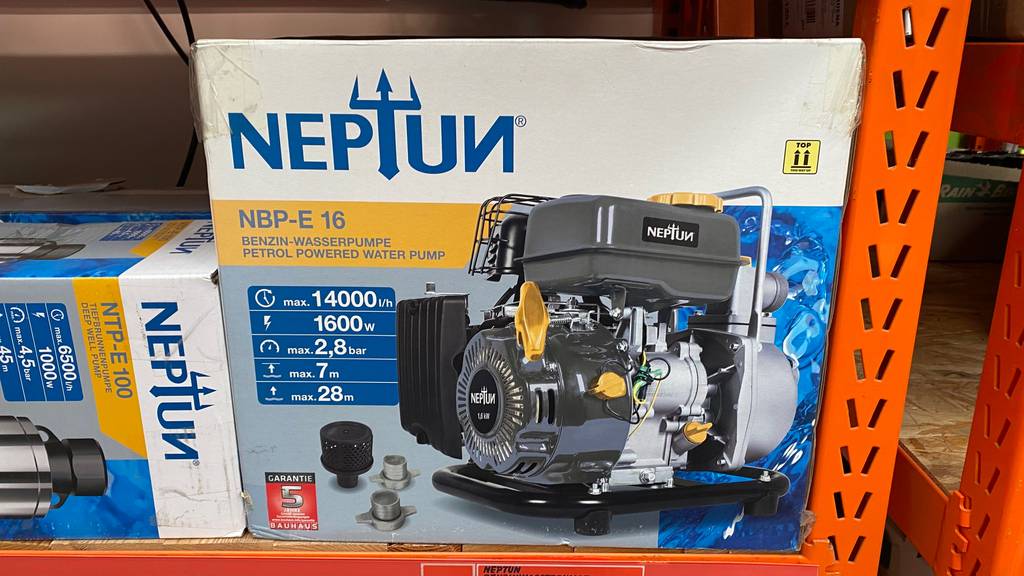 Benzin-Wasserpumpe getestet: Verpackung von Benzin-Wasserpumpe der Marke Neptun steht in einem Regal.