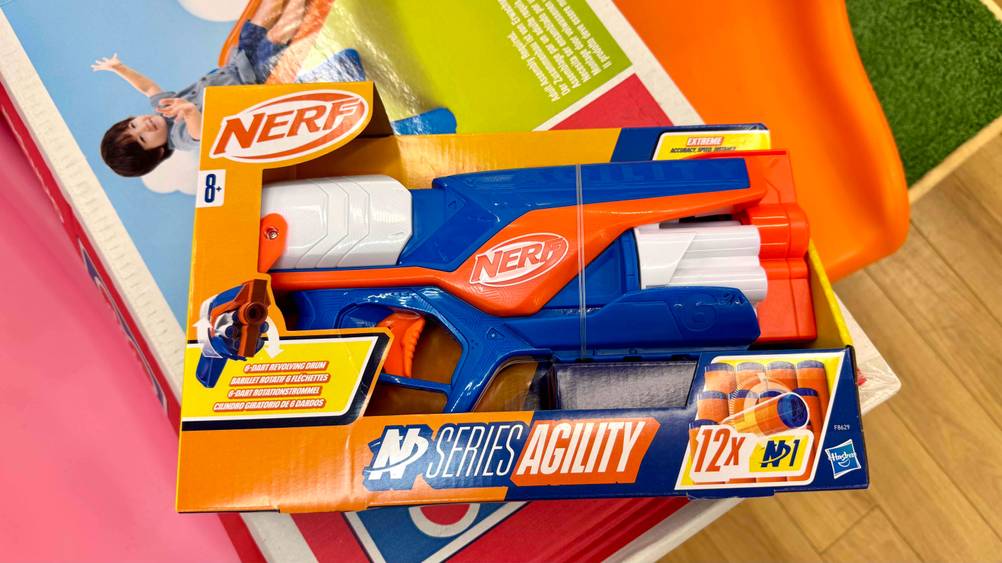 Die getestete Nerf-Blaster liegt in der Verpackung auf einem Karton.