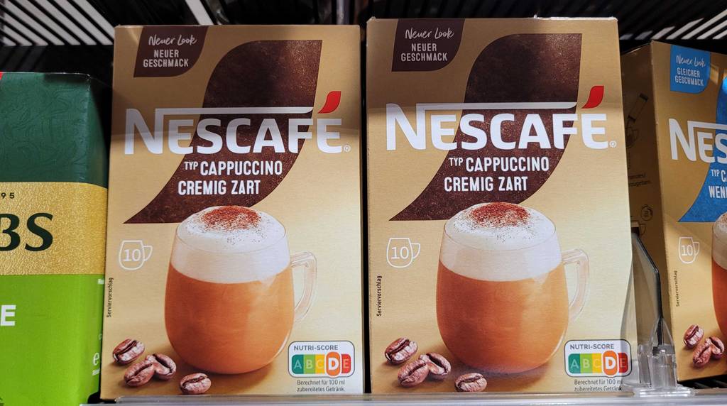 Zwei Packungen des getesteten Instant-Cappuccinos stehen nebeneinander.
