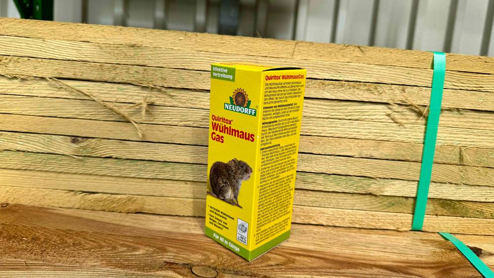 Wühlmäusebkämpfung getestet: Die Verpackung des Mittels steht schräg auf einem Holz.