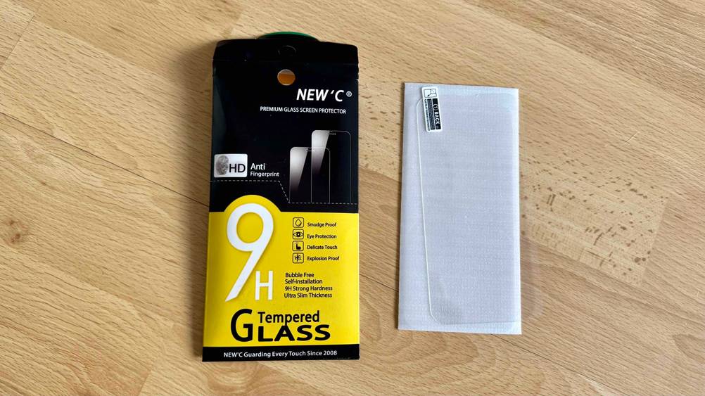 Die Verpackung und das getestete iPhone-13-Pro-Panzerglas auf einem Tisch platziert.