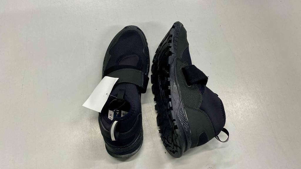 Nordic-Walking-Schuhe im Test: ein Paar Nordic-Walking-Schuhe, bei welchem man die Sohle eines Schuhs sieht.