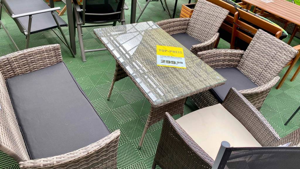 Das gesamte getestete Lounge-Möbel-Set im Fokus, die mit Polstern ausgestattet sind.