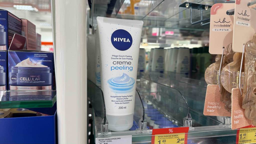 Mehrere getestete Tuben Duschpeeling von Nivea stehen hintereinander in einem Regal.
