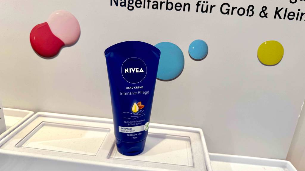 Die getestete Nivea-Handcreme im aufrecht stehenden Zustand.