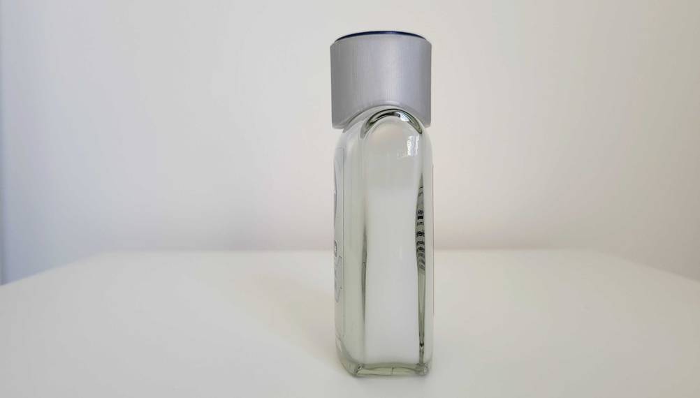 Eine Flasche des getesteten After-Shave-Balsams von der Seite vor einer hellen Wand.