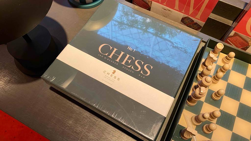Schachbrett getestet: Ein verpacktes Spiel liegt auf einer dunklen Oberfläche.