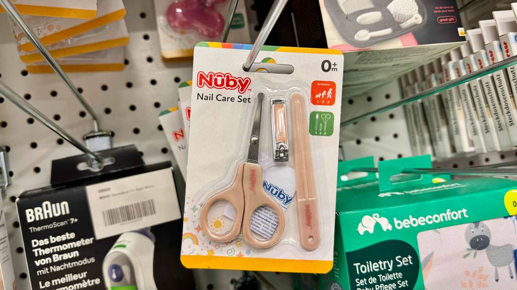 Das getestete Baby-Nagelset hängt in einem Regal.