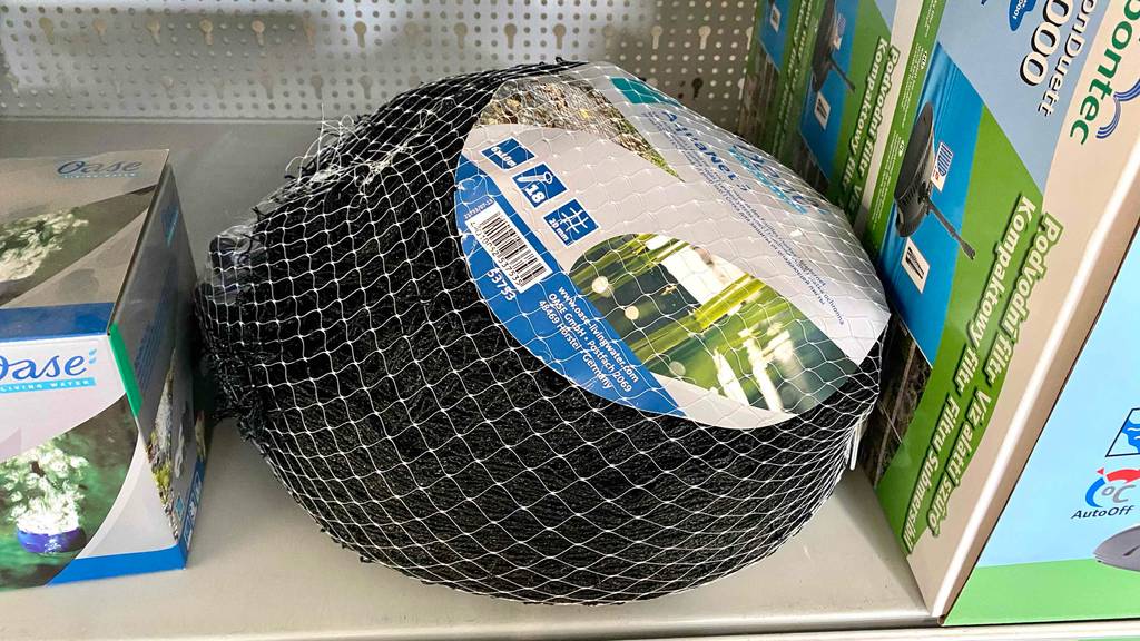Teichnetz im Test: ein Teichnetz liegt in einem Regal.