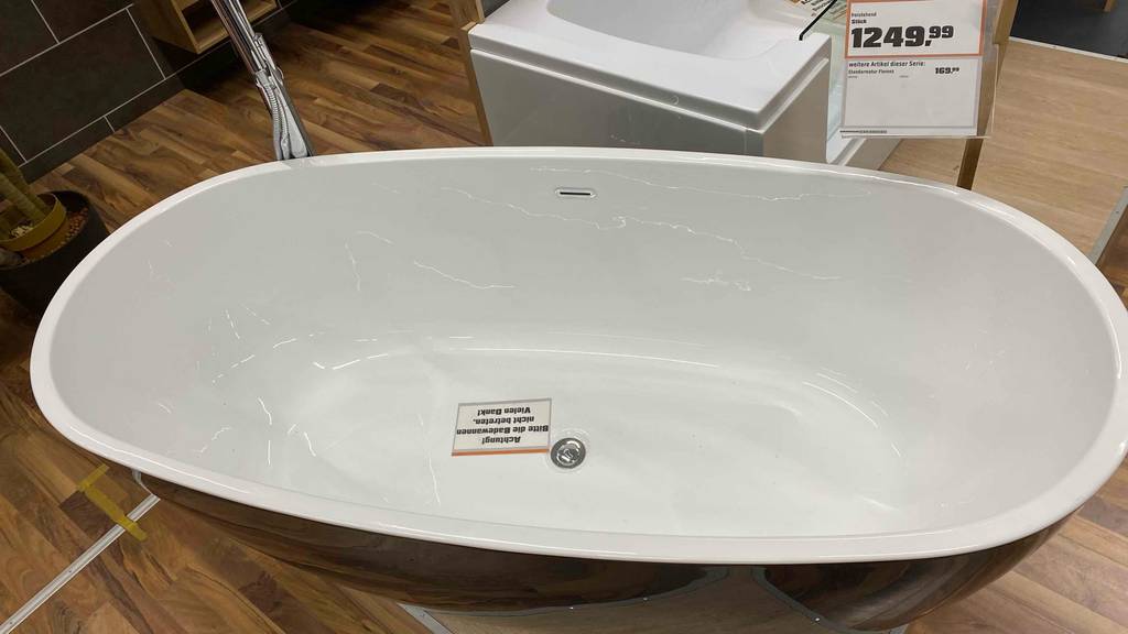 Innenraum einer getesteten freistehenden Badewanne mit Ablauf.
