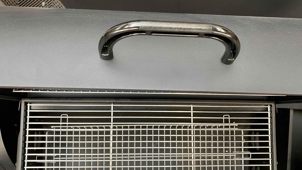 Holzkohlegrill im Test: Griff vom Holzkohlegrill der Marke Obi