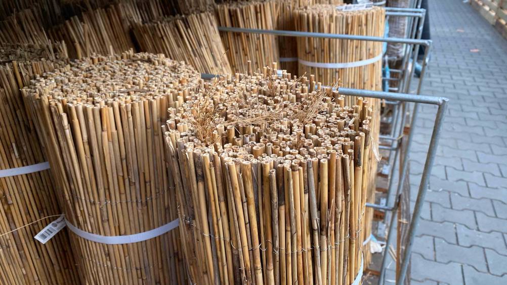 Schilfrohrmatte-Test: Nahaufnahme von Schilfrohrmatten in einem Geschäft im Außenbereich stehend.