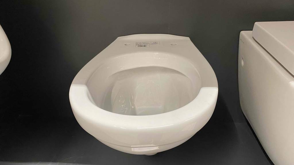 Spülrandloses-WC-Test: Ein weißes Spülrandloses-WC auf einer Wand befestigt von vorn ersichtlich.